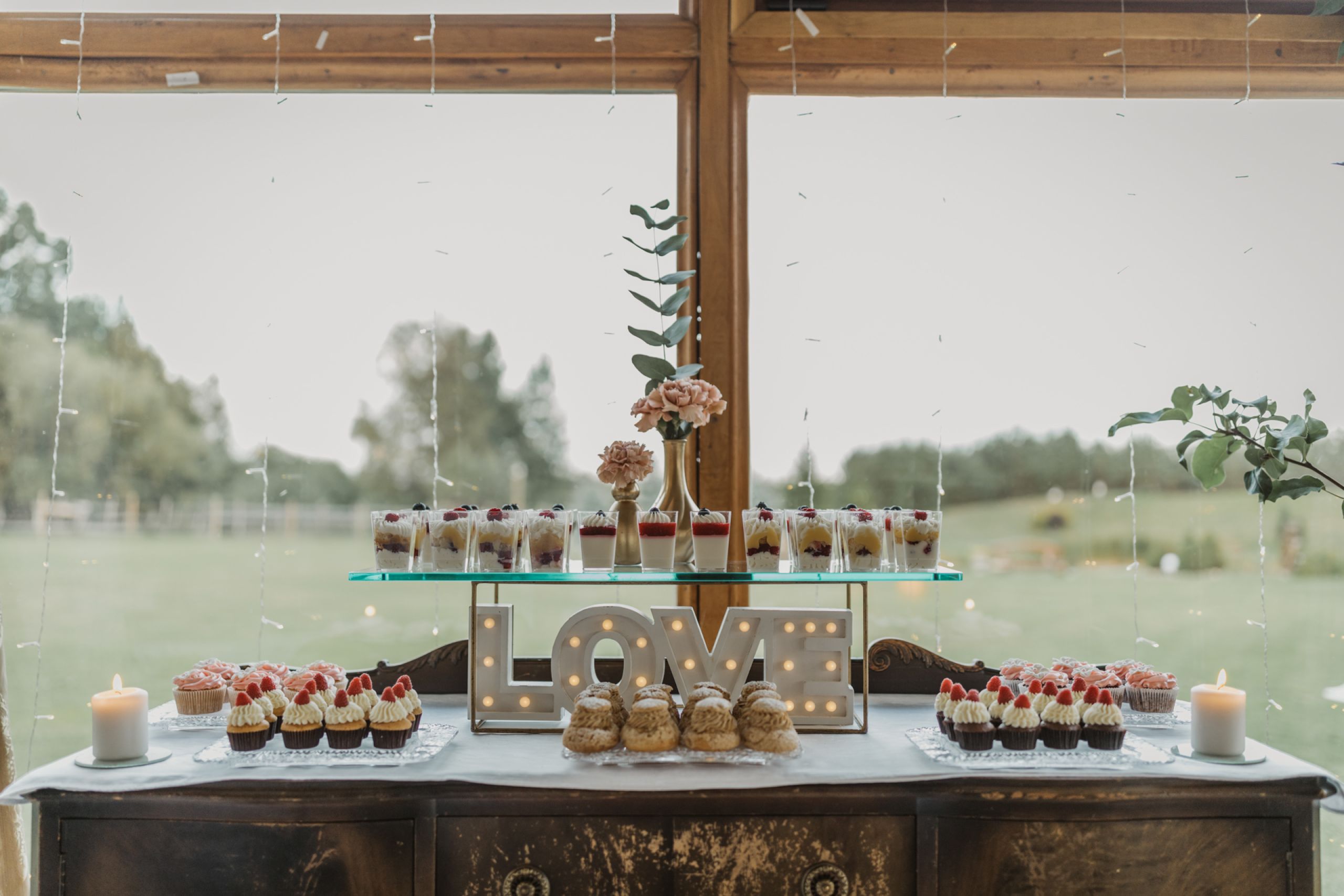 Vestuvių desertinis stalas
